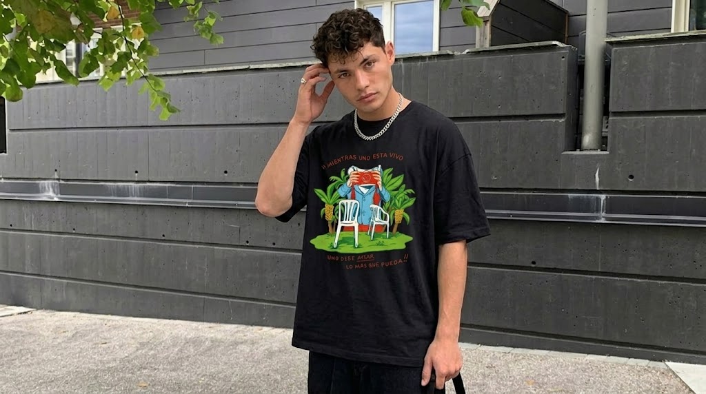Bad Bunny Take A Photo With Him Graphic Tee