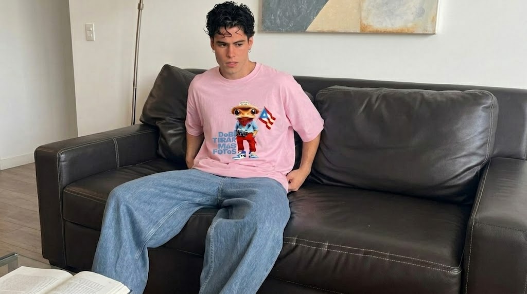 Bad Bunny DeBí TIRAR MáS FOTOS Frog Graphic Tee