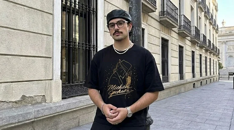 Michael Jackson Gold Silhouette Signature Tee