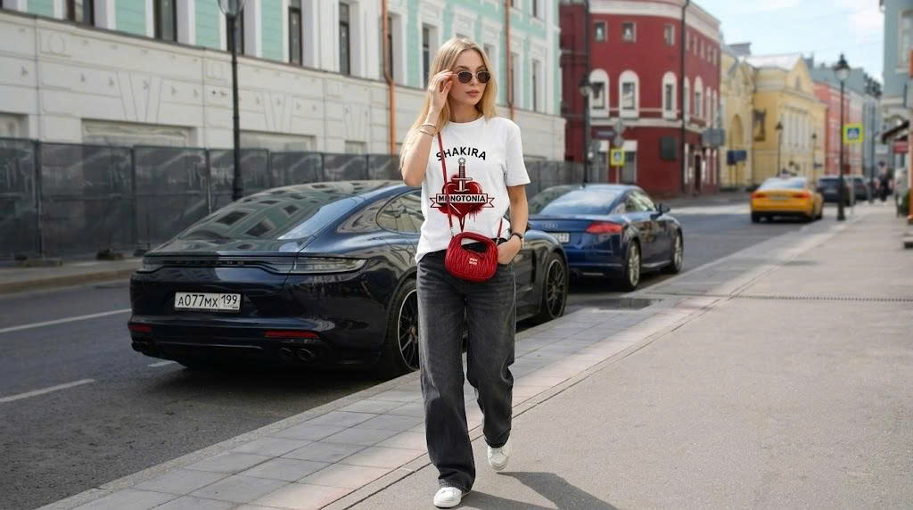 Shakira Monotonia Heart Dagger Iconic Star Tee